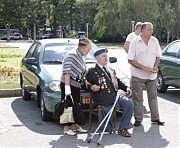 До начала сессии и митинга защитников украинского языка на площади перед облгосадминистрацией состоялась церемония вручения восьми автомобилей инвалидам Великой Отечественной войны