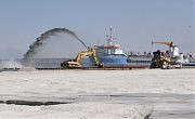 «Вернер Мебиус» намывает песок на территорию терминала