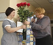 Директор городского департамента труда и социальной защиты населения Елена Китайская поздравляет директора ЦЗ Светлану Липовскую с праздником