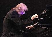 За роялем — звезда классической и  джазовой музыки Сергей Терентьев