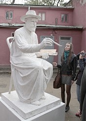 Памятник основоположнику  Южно-русской школы живописи Кириаку Костанди работы Николая Степанова