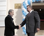 Президент Украины поздравляет директора кукольного театра Иосифа Мерковича