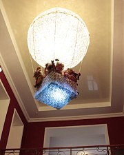 Уникальная люстра в виде воздушного шара, на котором летят куклы, встречает зрителей при входе