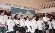 Выступает хор учеников армянской воскресной школы, одетый в майки со всеми 39 буквами армянского алфавита