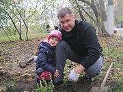 Настеньке Кичук нет еще и пяти, но она вместе с отцом Анатолием Ивановичем тоже сажала деревья на склонах