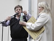 Руководители ДТШ Елена и Федор Ткач торжественно заполняют капсулу в будущее