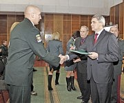 Глава Государственной пограничной службы Украины Николай Литвин вручает ордера и ключи от квартиры одесским пограничникам