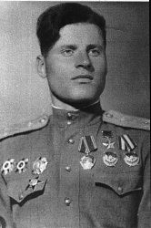 1945 г. Москва. После вручения ордена Ленина и медали «Золотая Звезда». Принимал участие в параде Победы