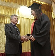 Декан заочного факультета ОГЭУ вручает диплом специалисту банковского дела Евгении Коряк