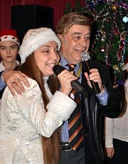 Исполняют песню Дария Диденко и Михаил Бакальчук