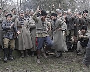 «Красные» и «белые» в перерыве между съемками греются плясками