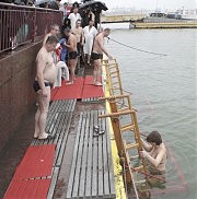 В освященную морскую купель пошли и стар, и млад!