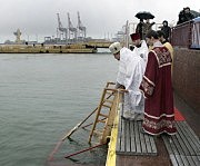 Настоятель Свято-Николаевского храма отец Павел (Нецветаев) и клирик отец Павел (Пергун) проводят обряд освящения морской воды