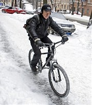Истинных фанатов велосипеда снег не страшит!