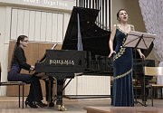 Поет Ирина Хантя, у рояля — Екатерина Алексеева