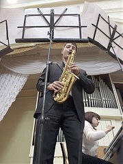 Звучит Соната У Юйчень для саксофона и фортепиано, исполняют Дмитрий Вяткин и Кира Майденберг