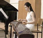 Студентка Хао Ци играет на чжене