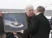 Вице-премьер Украины Александр Вилкул вручает начальнику порта Южный в 1984—2005 гг., почетному  президенту Ассоциации портов Украины Владимиру Иванову фотографию буксира, которому присвоено его имя