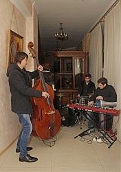 Играет этно-джаз-трио