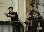 «На троих», то есть «A tre» выступают Тен Чун (маримба), Владимир Гитин (кларнет) и Татьяна Хрикадзе (баян)