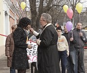 Отец Владимир Корецкий благословляет директора оздоровительного клуба «Багира-V» Веру Шевченко на добрые дела