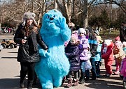 Татьяна Григорьева и герой любимого детского мультика Саливон ведут «паровозик»