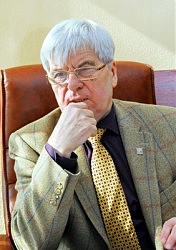 Валерий Павлович Уренев с гордостью рассказывает о достижениях своих воспитанников