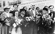 В.С.Василько (в центре) с актерами Одесского украинского театра во время гастролей в Ростове-на-Дону, 1949 г.