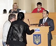 С. Резников пытается найти ответы на вопросы предпринимателей с рынка «7-й километр»