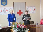 Внимательно слушает Т. В. Барныч поздравления Главного управления МЧС в Одесской области, с которым краснокрестовцы тесно сотрудничают