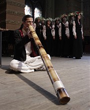 Одесский женский хор «Ориана» выступает в сопровождении австралийского духового инструмента 