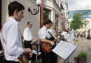 Джаз начал звучать еще на улице