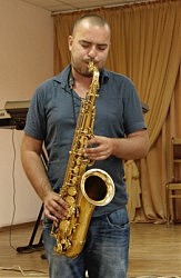 Соло на саксофоне солиста, аранжировщика и композитора ансамбля «Дети Фиделя» Алексея Свидерского