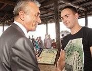 Глава Тарутинской райадминистрации Виктор Матчик вручает Почетную грамоту заместителю директора Михаилу Палариеву