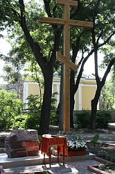 Поклонный крест и памятный знак в память погибших на производстве