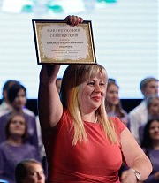 Подарок получает директор ОУИИК имени К. Данькевича Елена Бортникова