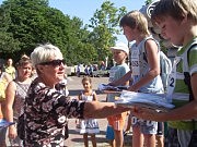 Победителей награждает олимпийская чемпионка Надежда Олизаренко