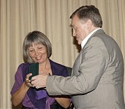 Председатель НСЖУ Олег Наливайко вручает Золотую медаль украинской журналистики Доре Дуковой