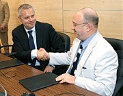 Президент СК «Укрферри» Александр Курлянд (справа) и вице-президент компании «DFDS Seaways» Андерс Рефсгаард подписали договор о стратегическом сотрудничестве