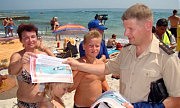 ...вместе со спасателями раздают отдыхающим листовки
