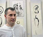 Александр Тылылым на черно-белом фоне