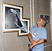 Пианист и композитор Юрий Кузнецов у своего портрета кисти Юлия Гальперина