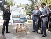 Чрезвычайный и Полномочный Посол Азербайджанской Республики в Украине Эйнулла Ядулла оглы Мадатли, глава представительства Государственной нефтяной компании Азербайджанской республики (SOCAR) в Украине Эльчин Мамедов и городской голова Алексей Костусев возле плана-схемы парка «Азербайджан»