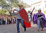 Директор школы Елена Ткач в сопровождении оруженосцев — завуча Веры Коваль и преподавателя сценического движения Николая Балдина