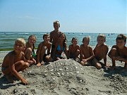 Юные «скульпторы» соорудили из морского песка огромную черепаху