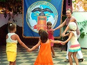 У штандарта ассоциации — хоровод малышей