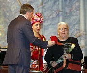 Глава облгосдминистрации Эдуард Матвийчук вручает награду  заведующей кафедры сольного пения, народной артистке Украины, академику Галине Поливановой