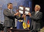 Директор одесской дирекции УГППС «Укрпочта» Владимир Гурков и ректор музыкальной академии Александр Сокол проводят гашение марки, специально выпущенной к столетию музыкальной академии