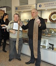 Сергей Стеблиненко передает основателю музея Александру Отдельнову инструменты своего деда