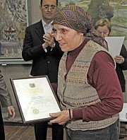 Почетной грамотой облгосадминистрации награждена художник декоративно-прикладного искусства Есфирь Серпионова